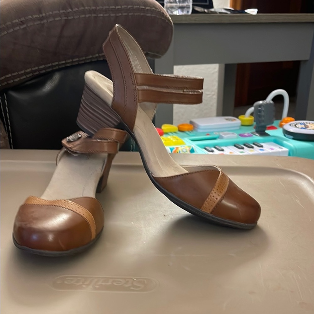 Clarks Brown Leather Heels Elegant Design
